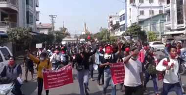 Lovitură de stat în Myanmar - Poliţia a intervenit în forţă asupra protestatarilor. Mai multe persoane au fost rănite