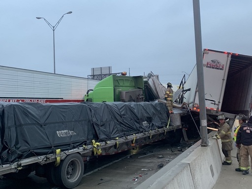 Cel puţin cinci morţi, zeci de răniţi într-un accident în lanţ cu 100 de maşini pe o autostradă îngheţată din Texas