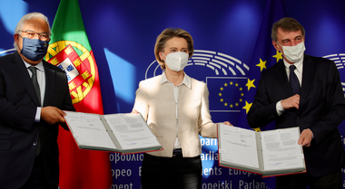 UE îndeamnă statele membre să accelereze ratificarea planului de relansare economică post-covid; primele plăţi, ”la începutul verii”; ”Trebuie să accelerăm, pentru că întreprinderile nu aşteaptă”, îndeamnă preşdintele PE la semnarea oficială a planului