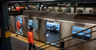 Un bărbat arestat, în urma unei serii de atacuri cu cuţitul la metroul din New York, vizând persoane fără adăpost, soldate cu doi morţi