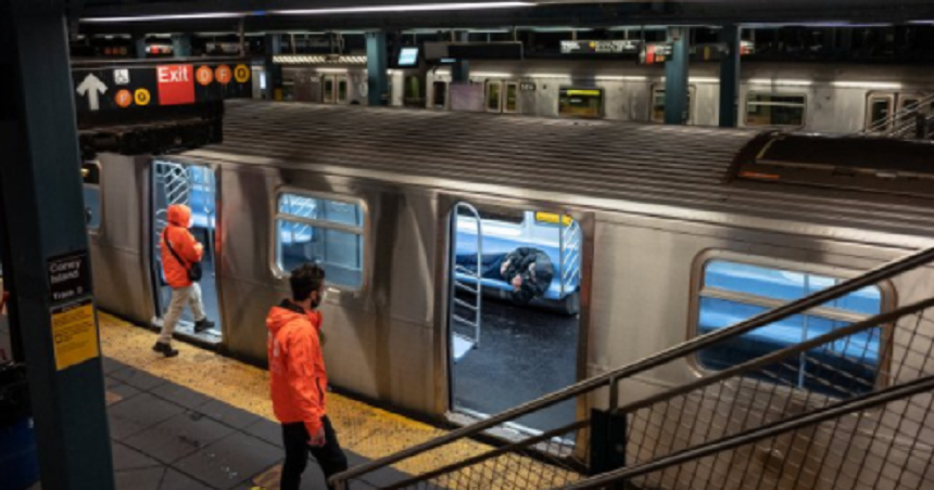 Un bărbat arestat, în urma unei serii de atacuri cu cuţitul la metroul din New York, vizând persoane fără adăpost, soldate cu doi morţi