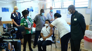 Africa de Sud îşi lansează campania de vaccinare cu vaccinul Johnson&Johnson, la Cape Town, în urma unei amânări din cauza unor îndoieli cu privire la eficacitatea împotriva variantelor noului coronavirus ale vaccinului laboratorului britanic AstraZeneca
