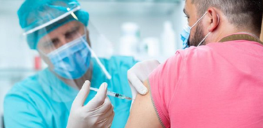 Voluntari în vârstă de 18 până la 30 de ani urmează să fie infectaţi prin injectare cu SARS-CoV-2, într-un studiu guvernamental fără precedent în Regatul Unit; cercetătorul-şef Chris Chiu de la Imperial College din Londra face apel la voluntari