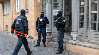 Operaţiune împotriva crimei organizate la Berlin, vizând traficul de droguri şi de armament şi confruntări între clanuri arabe şi cecene; un membru al ”clanului Remmo” kurd libanez, arestat