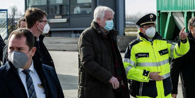 Seehofer anunţă, la frontiera cu Cehia, ”cel mai probabil” o prelungire a controalelor impuse de Germania cehilor şi Austriei, din cauza variantelor noului coronavirus