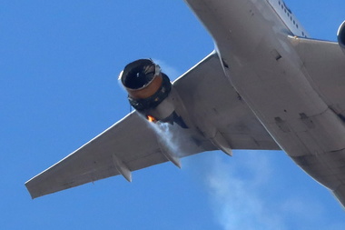 Denver: Bucăţi din carcasa motorului unui avion Boeing au căzut într-o zonă rezidenţială, după o explozie survenită la scurt timp de la decolare. Aeronava a aterizat de urgenţă – VIDEO, FOTO
