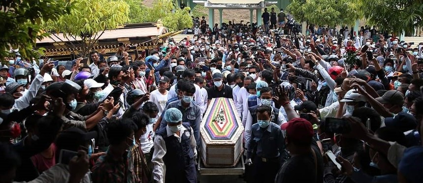 Myanmar: Mii de oameni i-au adus un ultim omagiu tinerei care a murit după ce a fost împuşcată în cap la un protest