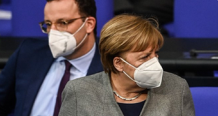 Angela Merkel vrea o ieşire din izolarea impusă din cauza covid-19 în trei etape, pe măsură ce creşte numărul testelor de depistare; Jens Spahn vrea să înceapă să permită cabinetelor medicilor să vaccineze populaţia
