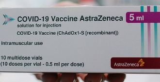 AstraZeneca urmează să livreze UE mai puţin de jumătate din vaccinul împotriva covid-19 decât s-a angajat prin contract în al doilea trimestru; poate produce în Uniune doar jumătate dintre dozele promise în semestrul doi