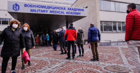 Bulgaria renunţă la grupurile prioritare şi trece brusc la vaccinarea tuturor, cu o lună înainte de alegerile legislative, după ce Guvernul Borisov nu reuşeşte să convingă persoanele eligibile să se vaccineze; vaccinarea, politizată, denunţă analişti