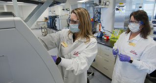 Franţa autorizează de luni un tratament cu anticorpi monoclonali, bamlanivimab, al laboratorului american Eli Lilly, în pofida unei eficienţe controversate