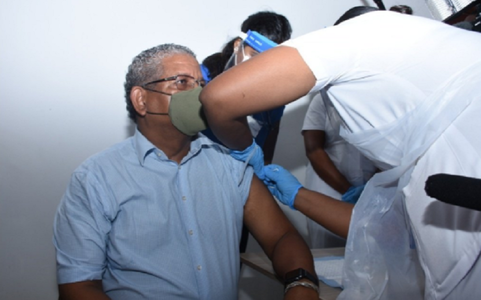 Seychelles urmează să depăşească la jumătatea lui martie pragul vaccinării împotriva covid-19 a 70% din populaţie şi să devină prima ţară din lume care atinge imunitatea colectivă, anunţă preşedintele Wavel Ramkalawan