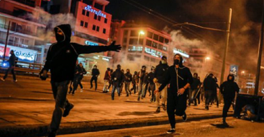 Zece poliţişti răniţi şi 16 arestări în ciocniri în marja manifestaţiei de la Atena