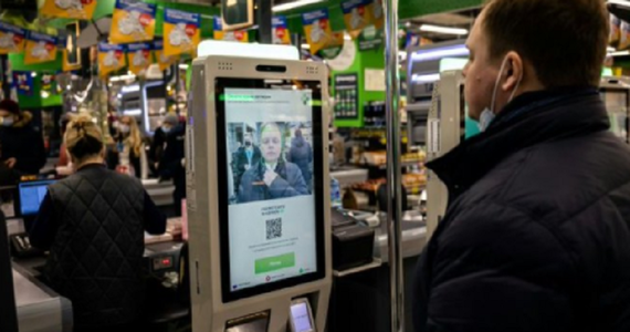 Recunoaşterea facială se insinuează în viaţa ruşilor, de la metrou la supermarket, unde ”se plăteşte cu faţa”