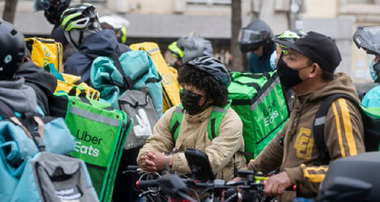 Livratorii de mâncare la domiciliu de la platforme de tip Deliveroo sau UberEats din Spania devin angajaţi, o premieră în UE