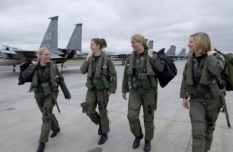 Pentagonul acuză un realizator de emisiune al Fox News că a jignit întreaga armată a SUA afirmând că femeile slăbesc forţele armate
