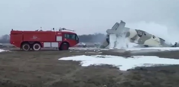 Un avion militar s-a prăbuşit la Almaty: patru persoane au murit, două au supravieţuit – VIDEO