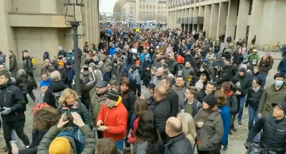 Mii de oameni au manifestat în Germania împotriva restricţiilor din pandemie - VIDEO