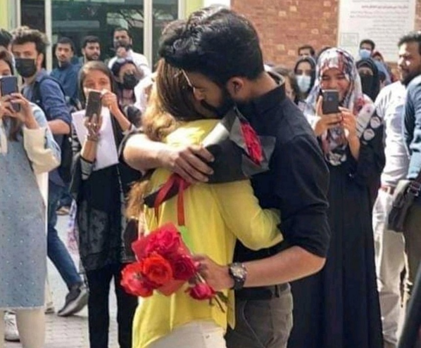 Lahore: Cuplu de studenţi, exmatriculat după ce tânăra l-a cerut în căsătorie pe tânăr în public - VIDEO