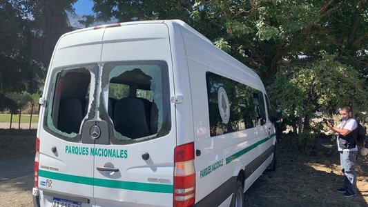 Vehiculul în care se afla preşedintele argentinian Alberto Fernandez, atacat cu pietre – VIDEO