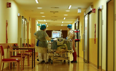 Medicii de la terapie intensivă cer reintroducerea Germaniei în carantină, în vederea împiedicării unui al treilea val covid-19, din cauza variantei britanice a noului coronavrus, după ce autorităţile tocmai au relaxat restricţiile