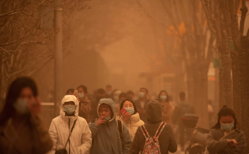 Beijingul, sufocat de un ”coctail” periculos de poluare şi o furtună de nisip; 341 de persoane date dispărute în Mongolia