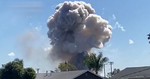 Doi morţi şi o casă distrusă în California, în explozia unor focuri de artificii, urmată de un incendiu