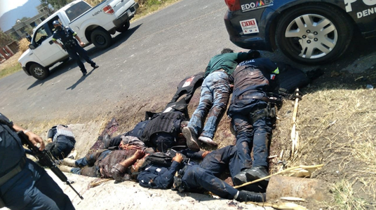 Cel puţin 13 poliţişti şi angajaţi ai Procuraturii Generale mexicane, ucişi într-o ambuscadă, de către un gang, în statul mexican Mexico