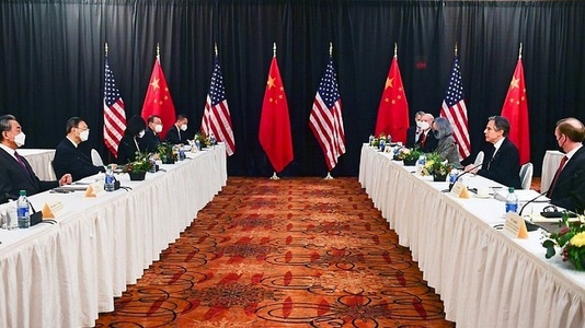 Întâlnirea la nivel înalt între SUA şi China a debutat în forţă, ambele părţi criticând public politicile celeilalte părţi