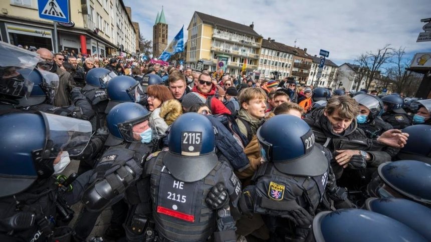 Germania: Ciocniri între forţele de ordine şi manifestanţi, la un protest faţă de restricţiile din pandemie