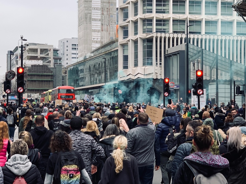 Londra: Manifestaţie anti-restricţii cu mii de participanţi – VIDEO