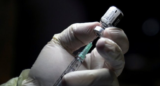 Peste jumătate din populaţia britanică adultă a fost vaccinată împotriva Covid-19 cel puţin cu prima doză de vaccin
