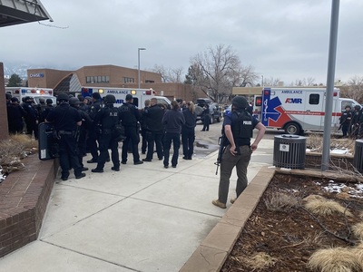 Zece persoane, inclusiv un poliţist, ucise de un bărbat care a deschis focul într-un supermarket din Colorado