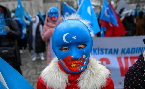 Sute de uiguri manifestează la Istanbul şi Ankara împotriva unei vizite în Turcia a ministrului chinez de Externe Wang Yi; refugiaţi uiguri se tem că Turcia ar putea ratifica un tratat de extrădare cu China în schimbul unor vaccinuri împotriva covid-19