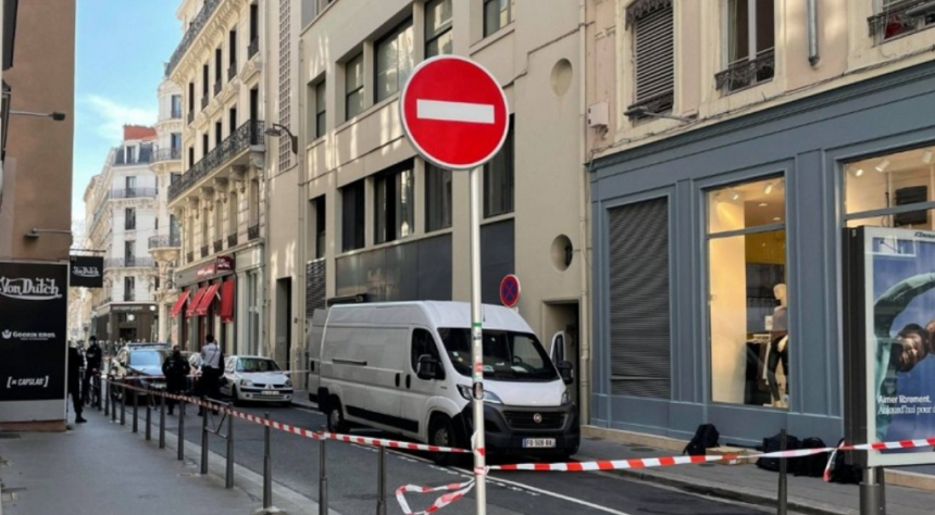 Un furgon blindat, jefuit în centrul Lyonului; jefuitorii reuşesc să fugă cu o pradă estimată la 275.000 de euro, bijuterii şi metale preţioase 