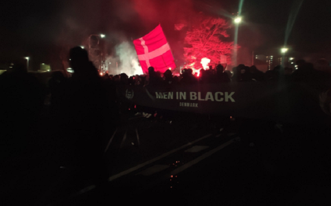 Manifestaţie ”Men in Black” la Copenhaga împotriva măsurilor împotriva pandemiei, dublării pedepselor în legătură cu covid-19 şi unui ”paşaport corona”