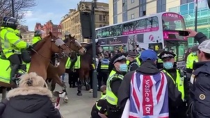 Nouă poliţişti răniţi în vestul Angliei, în ciocniri la o manifestaţie împotriva restricţiilor anticovid la Bradford; poliţia arestează 13 persoane şi amendează 19; manifestaţie paşnică la Sheffield împotriva unui controversat proiect de lege privind poli
