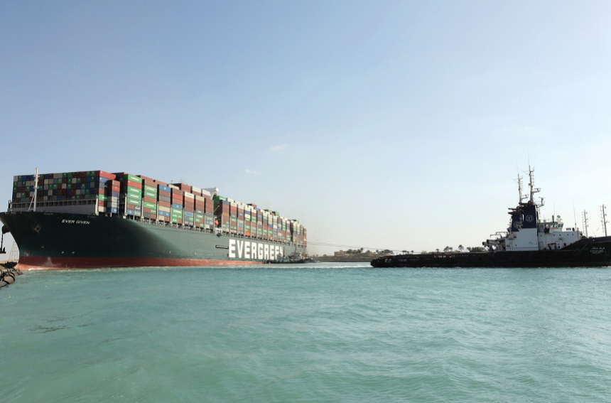 Portcontainerul Ever Given, repus în proporţie de 80% în ”direcţia cea bună”, dar încă nu pluteşte şi blochează Canalul Suez în continuare