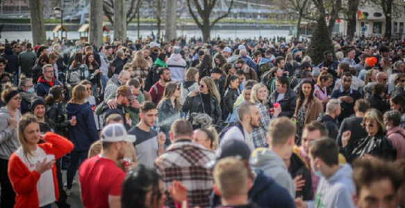 O mie de persoane manifestează împotriva restricţiilor anticovid la Liège, în Parcul La Boverie, frecventat de studenţi, o adunare transformată în petrecere cu dans