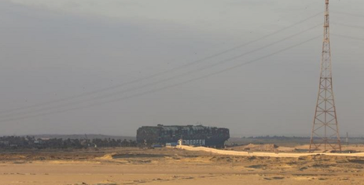 Portcontainerul Ever Given, deblocat în Canalul Suez cu ajutorul fluxului şi tractat de către o flotilă de remorchere către Marile Lacuri Amare