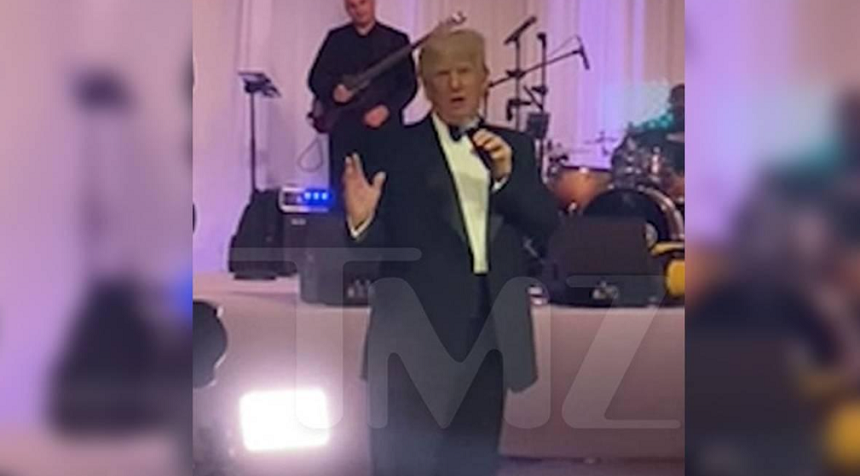 Trump face show la o nuntă la Mar-a-Lago, într-un discurs împotriva lui Biden - VIDEO