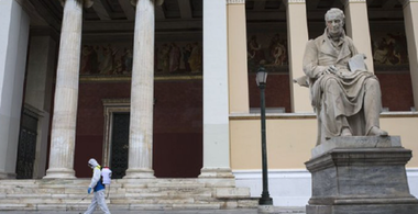 Ministerul grec al Sănătăţii dispune o autopsie, după moartea unei femei vaccinate cu vaccinul anticovid-19 AstraZeneca-Oxford, găsită inconştientă pe o bancă, într-un parc, la periferia Atenei, la 20 minute după vaccinare