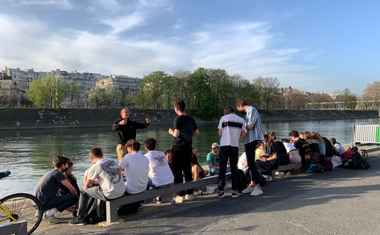 Peste şapte din zece francezi aprobă noile restricţii anunţate de Macron, însă 46% intenţionează să nu le respecte; tinerii, mai ales, nu vor să respecte constrângerile; o majoritate a francezilor consideră noile măsuri ”insuficiente” raportat la gravitatea epidemiei