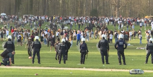 Poliţia belgiană a intervenit în forţă pentru a dispersa 2.000 de oameni adunaţi pentru un concert de Ziua Păcălelilor