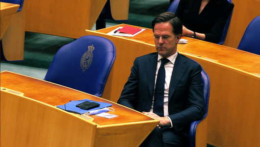 ”Premierul de teflon” Mark Rutte scapă ca prin urechile acului de o moţiune de cenzură, în urma unor auzaţii cu privire la faptul că a minţit în timpul negocierilor în vederea formării unei coaliţii guvernamentale după alegerile legislative din martie