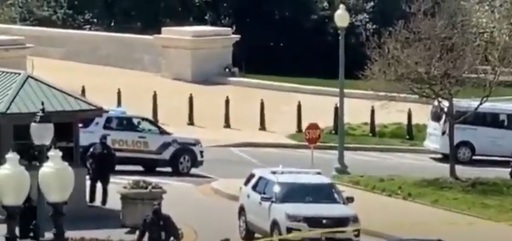 UPDATE - Incident de securitate la Capitoliu - Doi poliţişti, loviţi de o maşină. Clădirea şi împrejurimile, izolate. Şoferul maşinii a decedat. Unul dintre poliţişti a murit - VIDEO