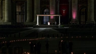 Papa Francisc, procesiune de Drumul Crucii în Piaţa Sfântul Petru, doar cu câţiva oameni şi copii - VIDEO