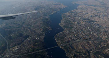 Zece foşti amirali turci, arestaţi după ce critică într-o scrisoare deschisă semnată de 104 foşti amirali un proiect al lui Erdogan de construire a ”Canalului Istanbul”, o ameninţare la adresa libertăţii navigaţiei, denunţă ei