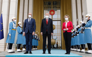 Charles Michel şi Ursula von der Leyen îi transmit lui Recep Tayyip Erdogan, într-o vizită la Ankara, îngrijorările UE privind o încălcare a drepturilor omului în Turcia