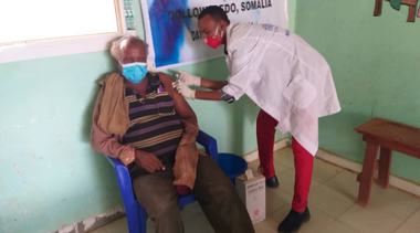 AFP: Peste 708 milioane de doze de vaccin împotriva covid-19 adminstrate în lume; 2,89 de milioane de morţi
